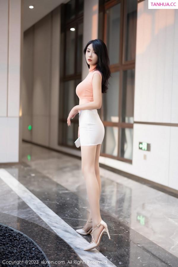   [XiuRen]高清写真图 2023.11.06 No.7619 苏苏阿 短裙美腿第5张图片